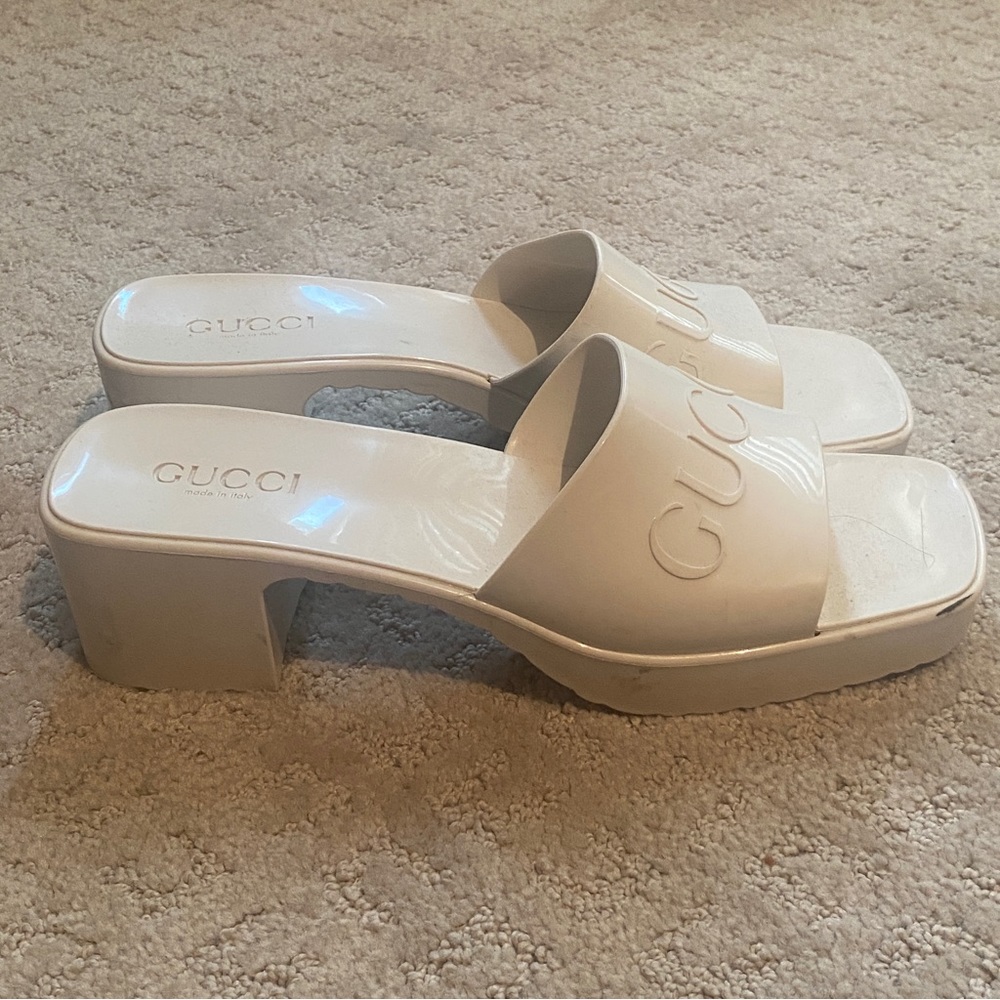 GUCCI Plastique logo-embossed rubber mules in Mystic White - Picture 5 of 10